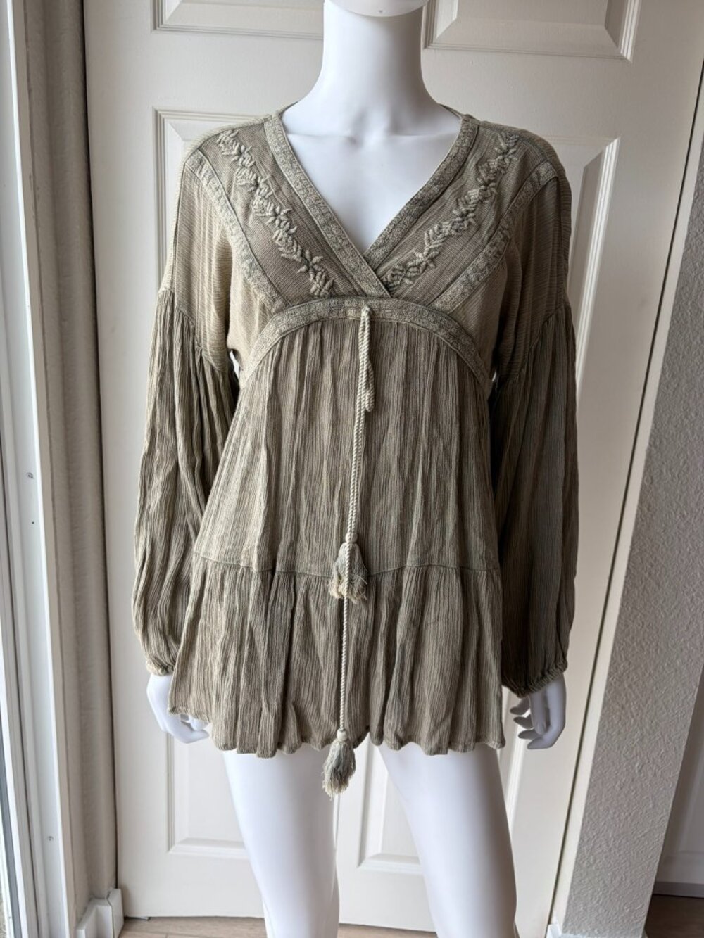 Rachel Zoe Size Small Light Green 100% Rayon Long Sleeve V Neck Top